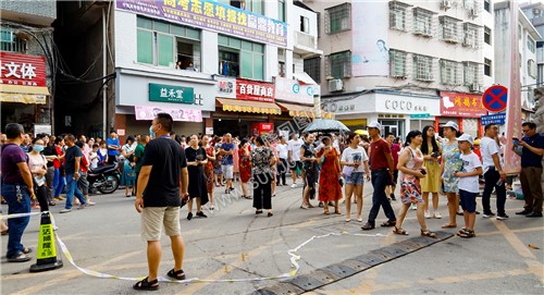 隆回一中考场等待的家长