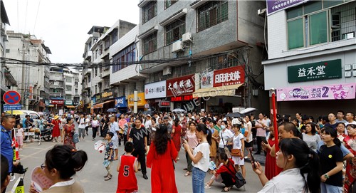 隆回一中考场等待的家长