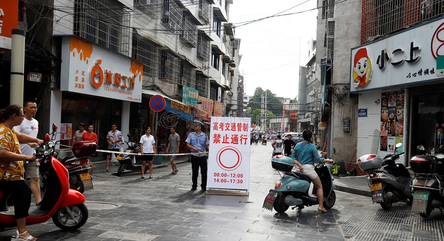 步行街一中路口交通管制