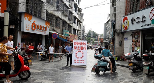 步行街一中路口交通管制