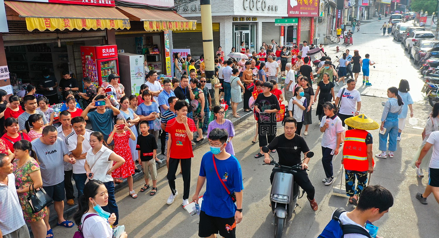 隆回一中考场外