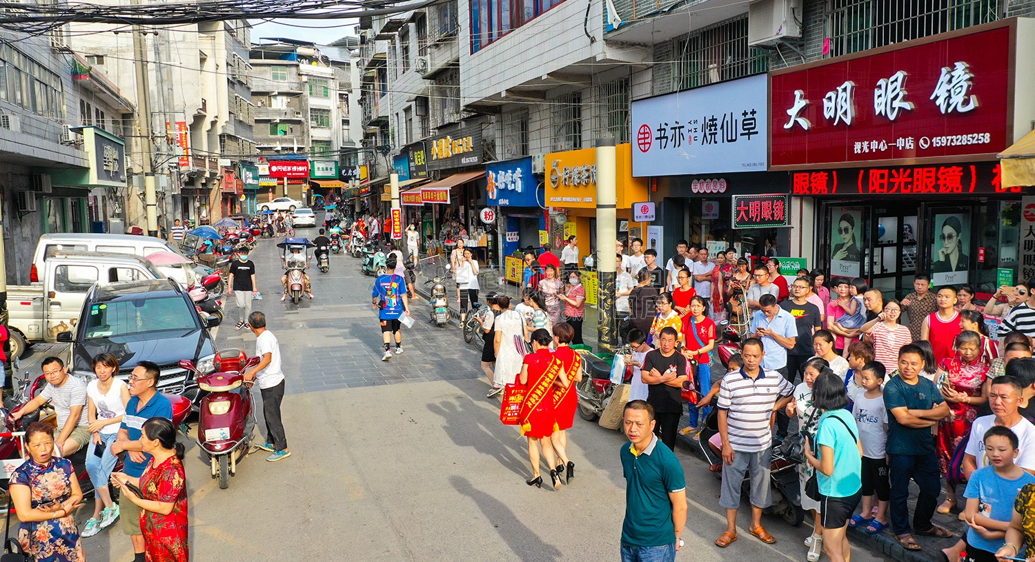 隆回一中考场等待的家长