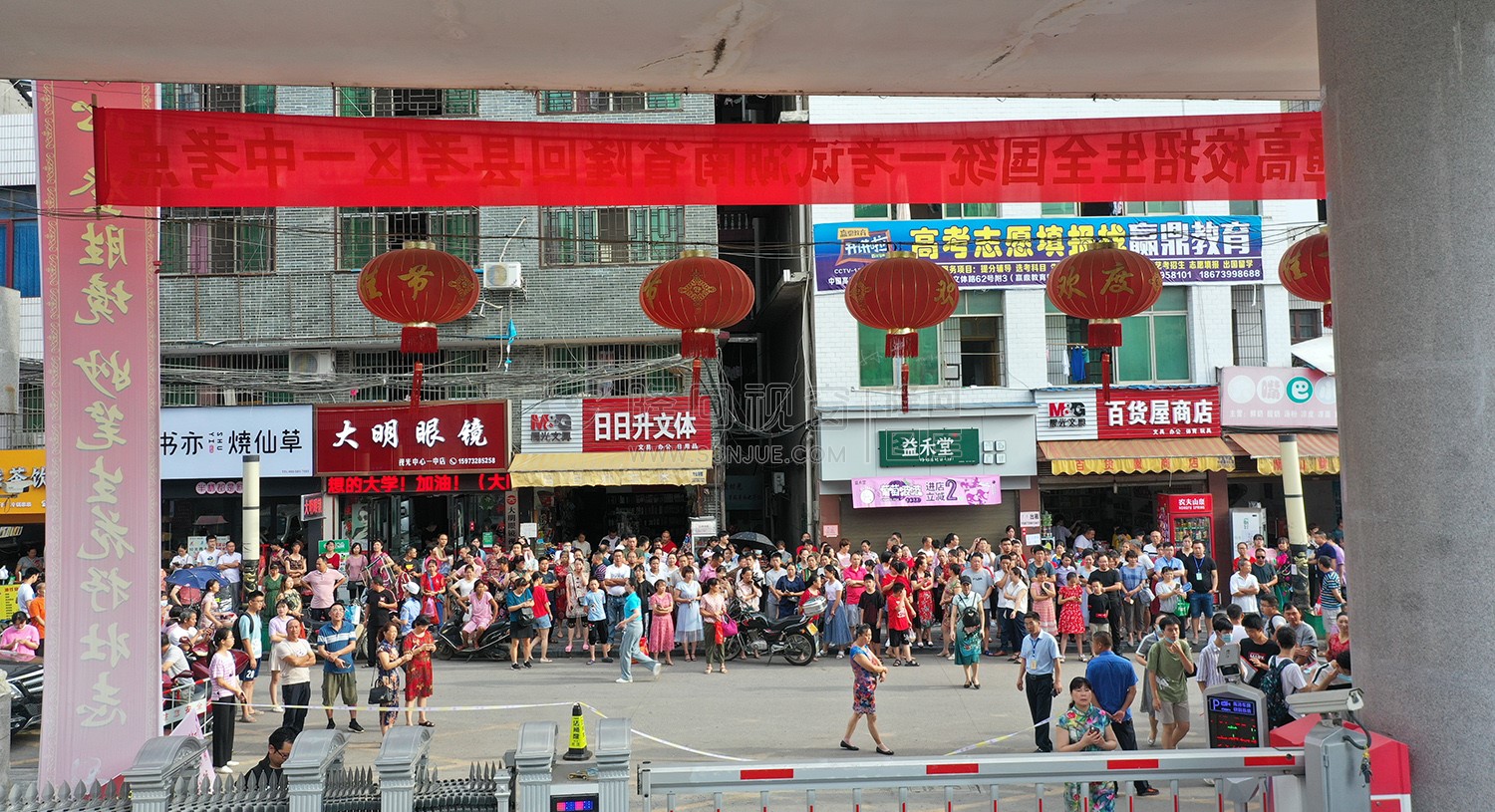 隆回一中考场外