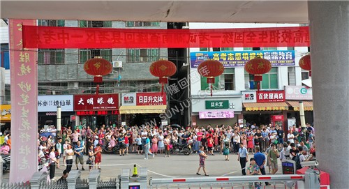 隆回一中考场外