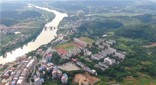 赧水河畔的学校