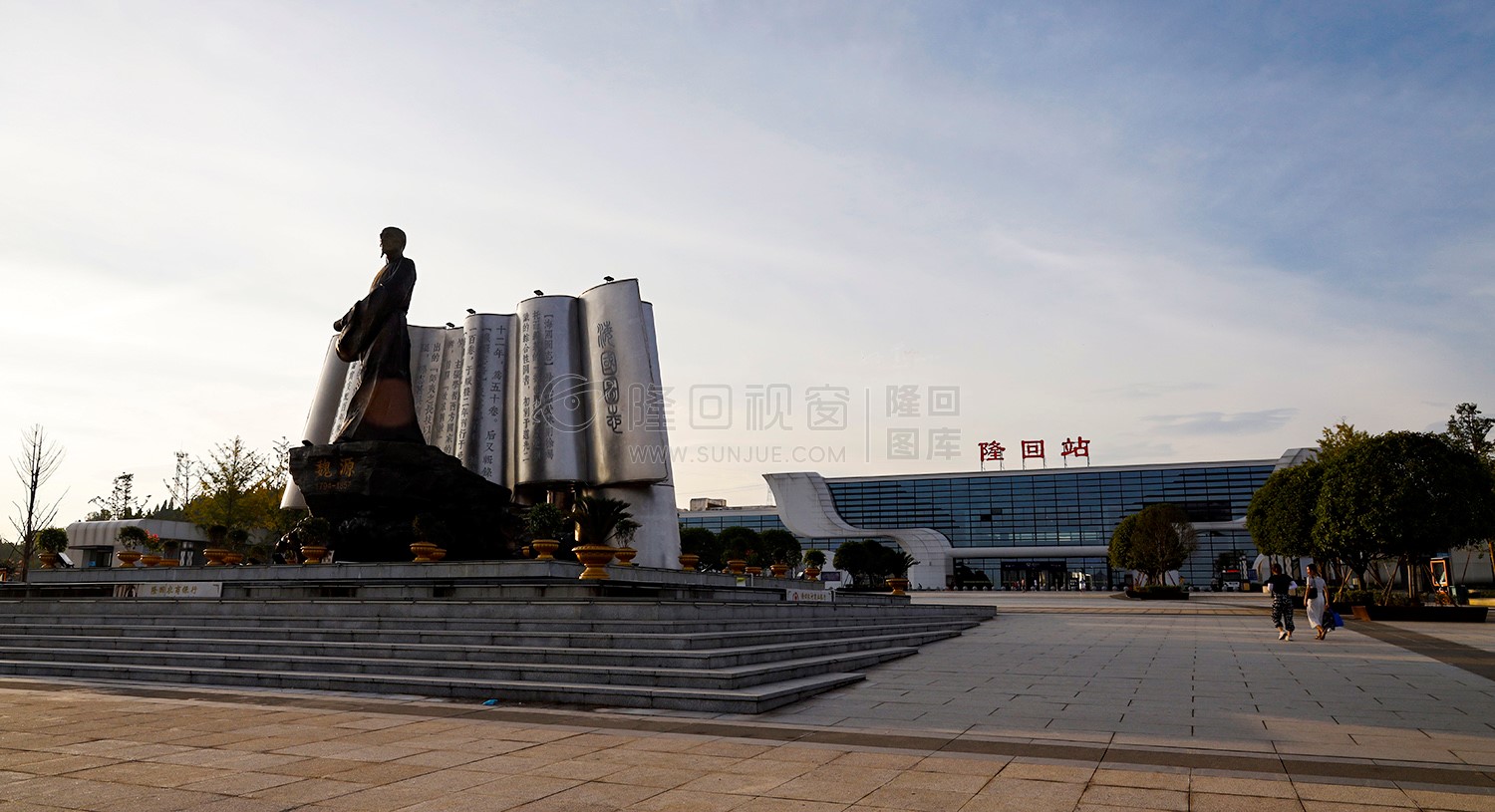 站前广场上的魏源铜像