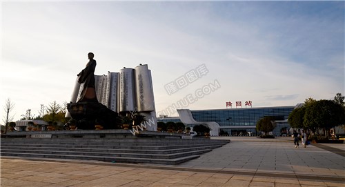 站前广场上的魏源铜像