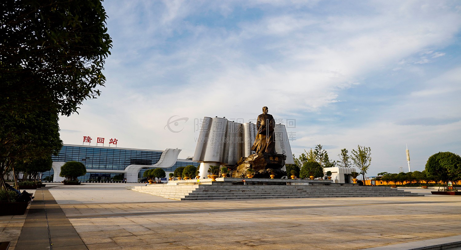 站前广场上的魏源铜像