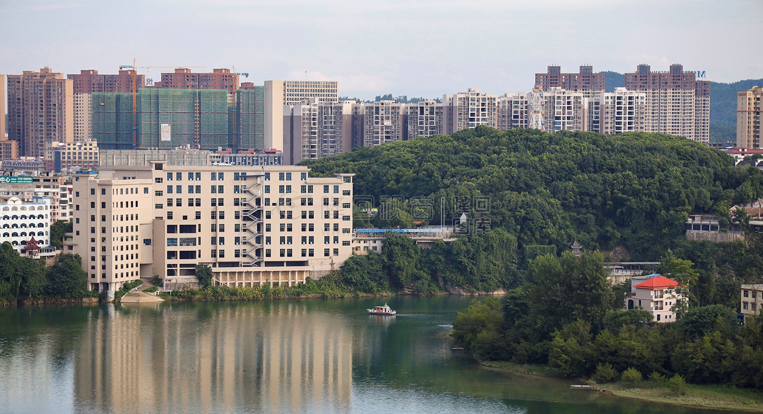 赧水河畔的方大公园