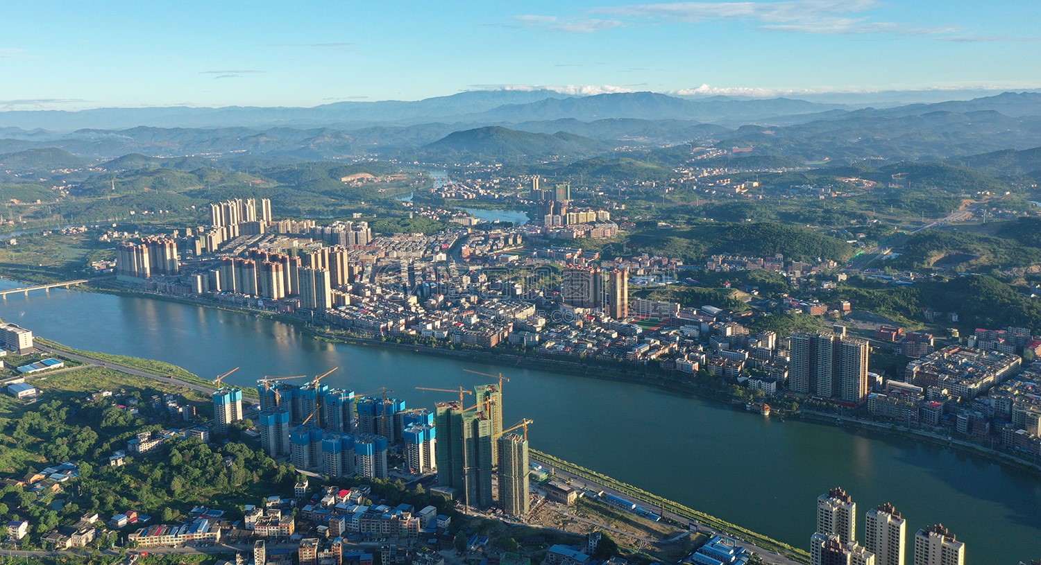 赧水南岸看北岸