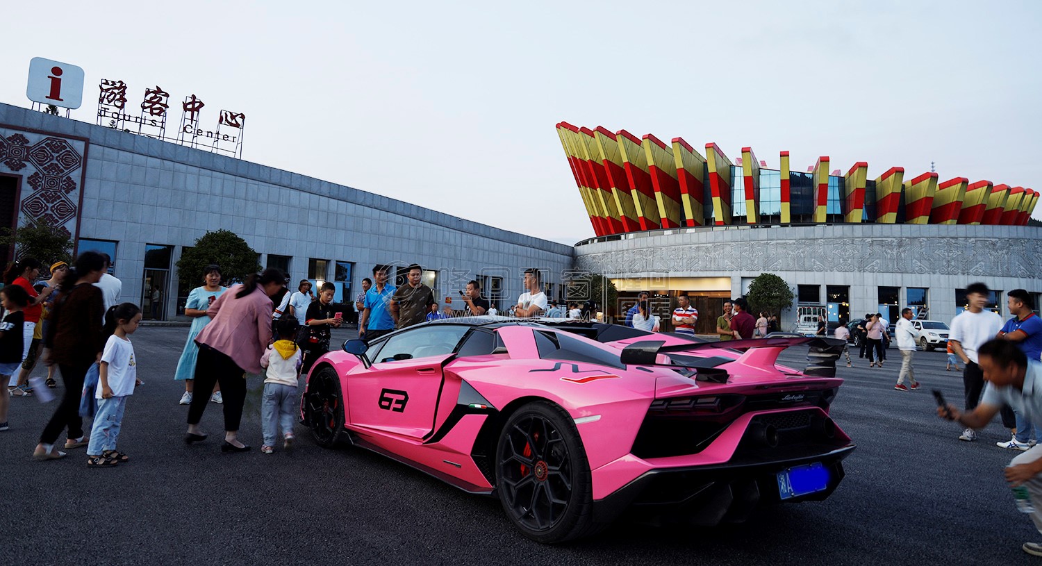 兰博基尼跑车吸引了众多游客合影