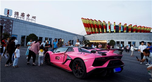 兰博基尼跑车吸引了众多游客合影