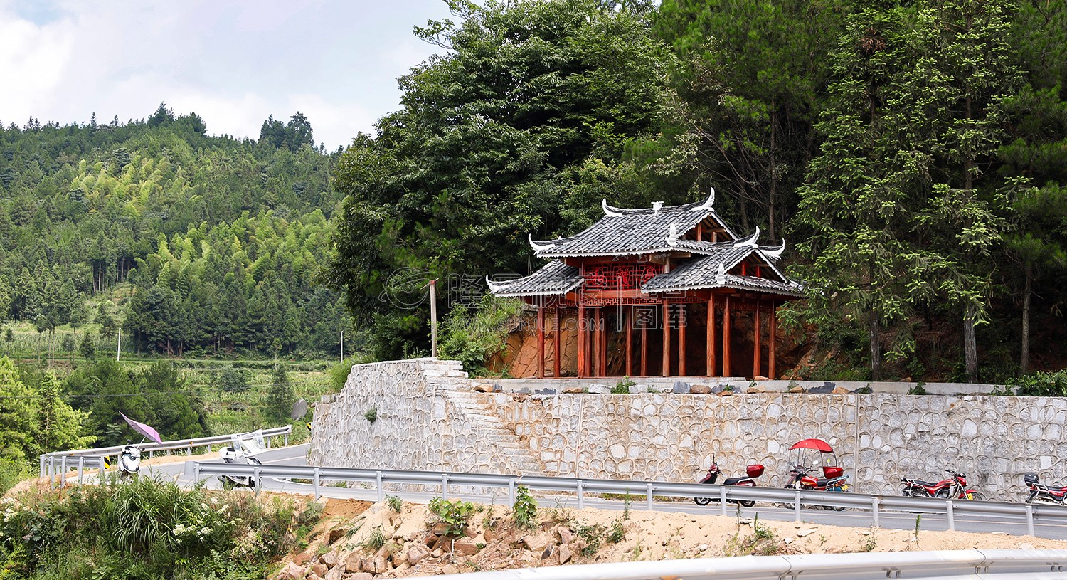 公路边的一个小亭子