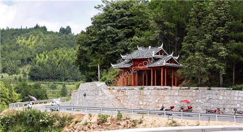 公路边的一个小亭子