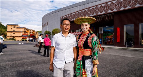 游客与花瑶姑娘合影