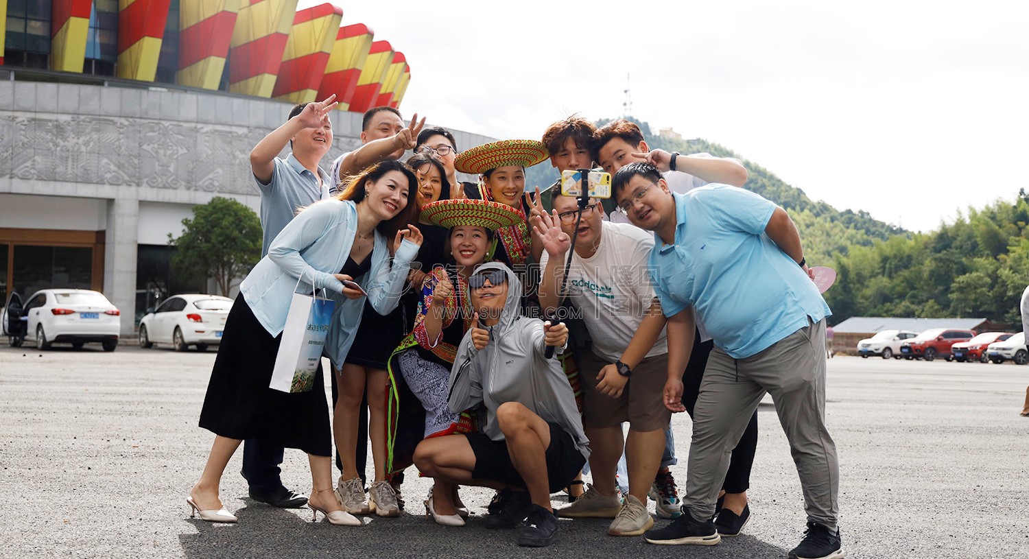 游客们和花瑶姑娘合影