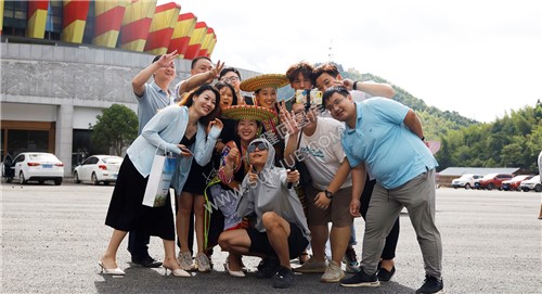 游客们和花瑶姑娘合影