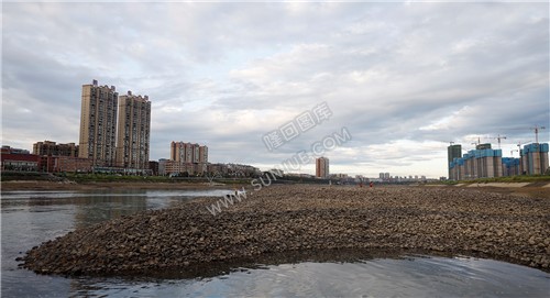 河床上的鹅卵石