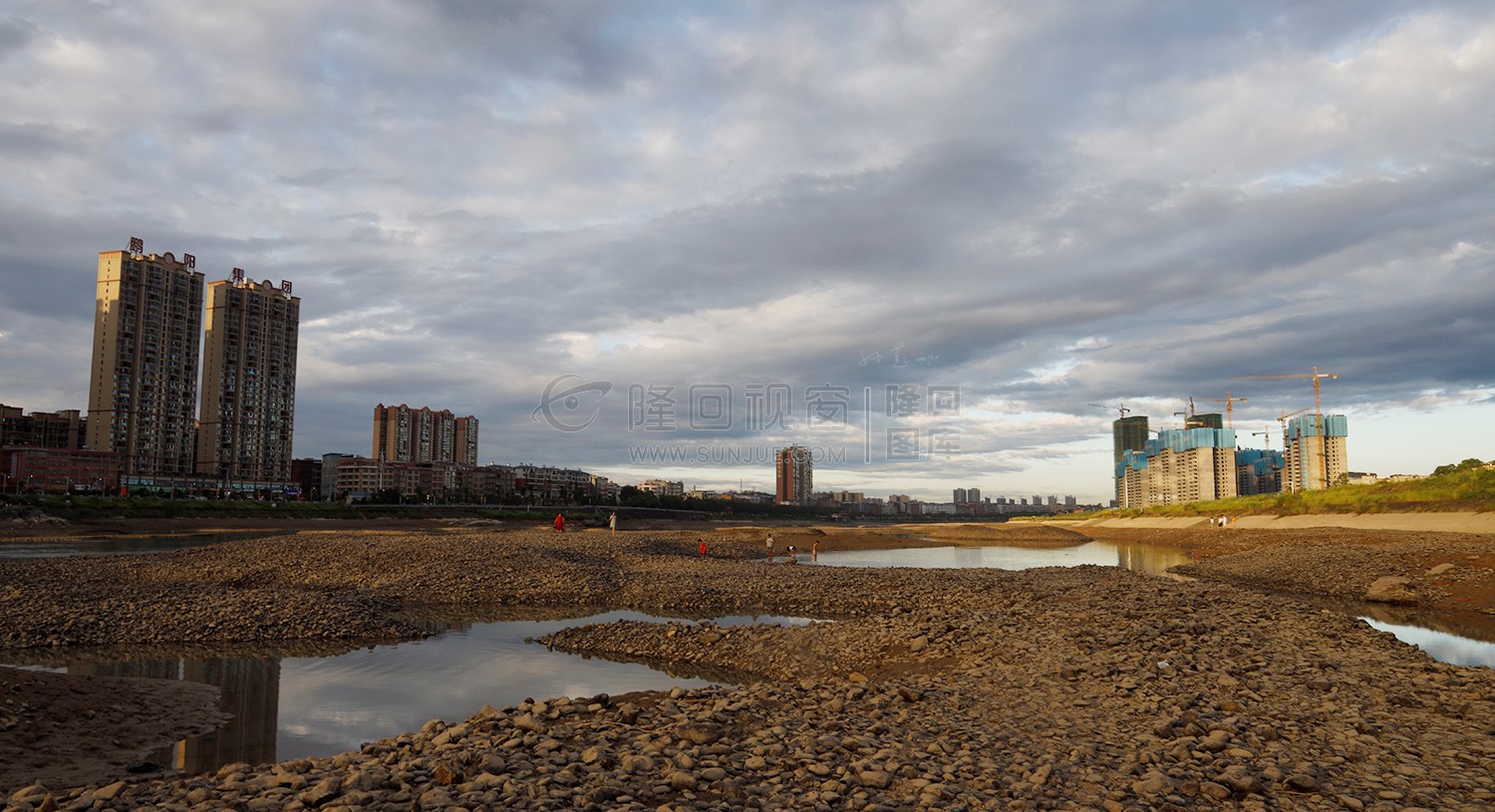 河面游玩的市民