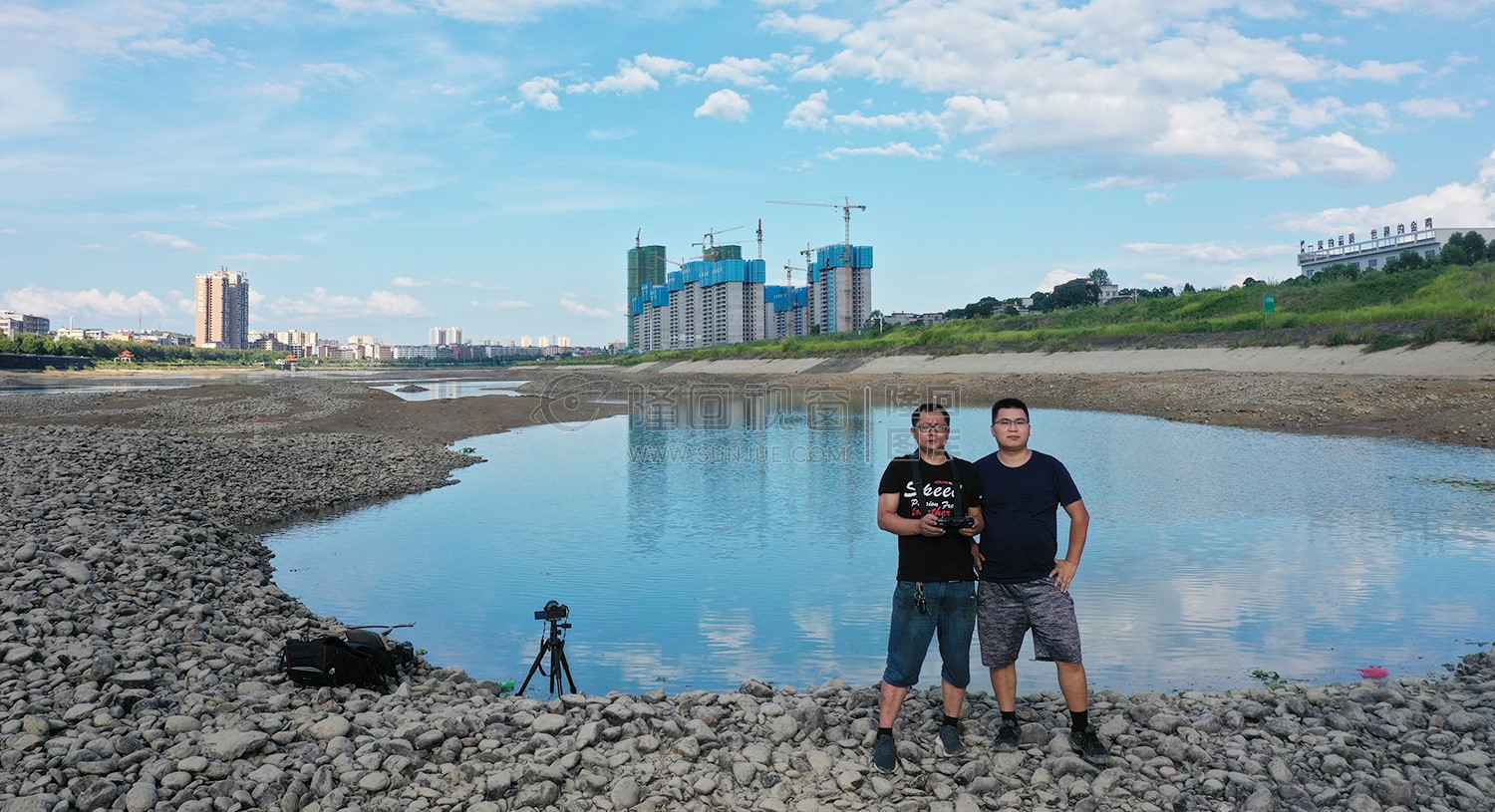 河床鹅卵石上合影