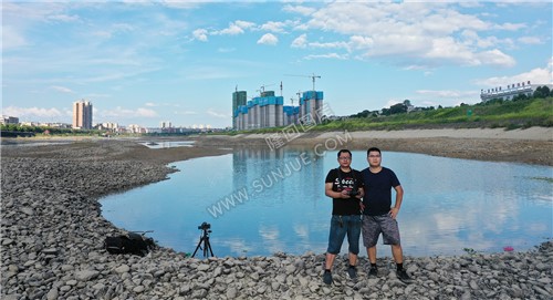 河床鹅卵石上合影