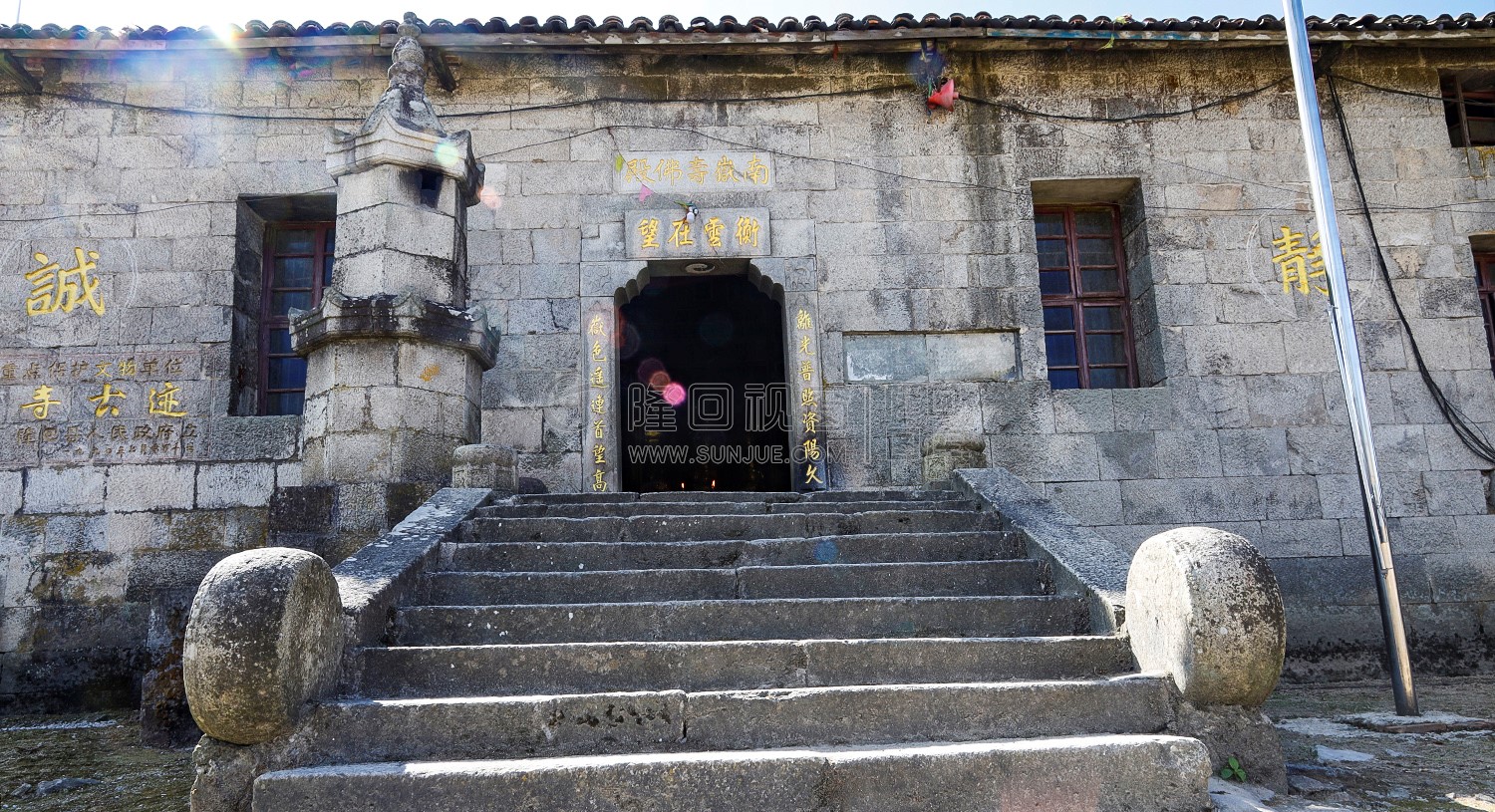 庙门石阶