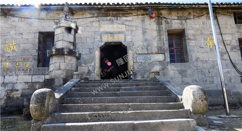 庙门石阶