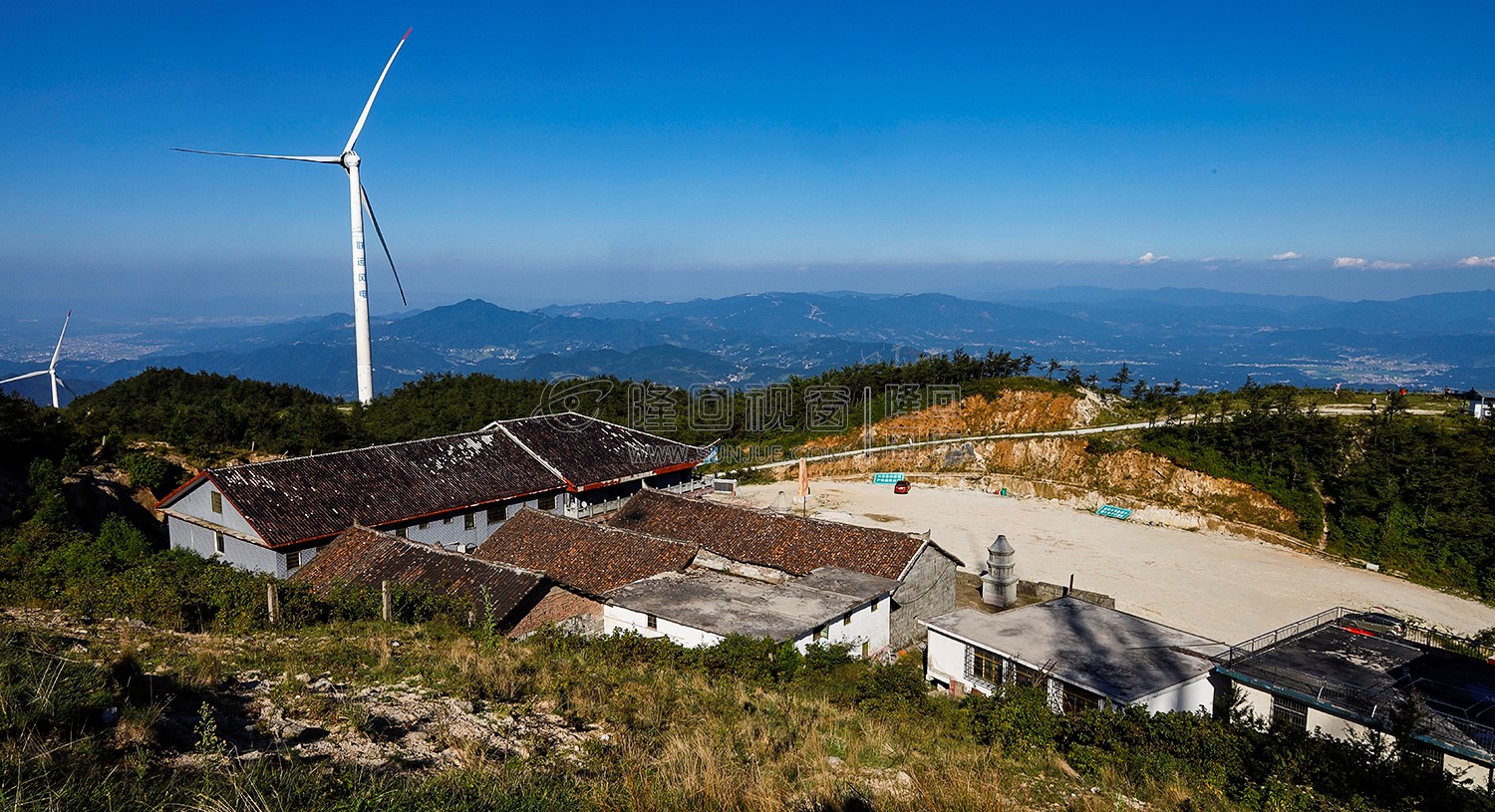 转播塔山顶看寺庙全景