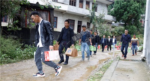 隆回羊古冲乡友会连续9年给村民送月饼