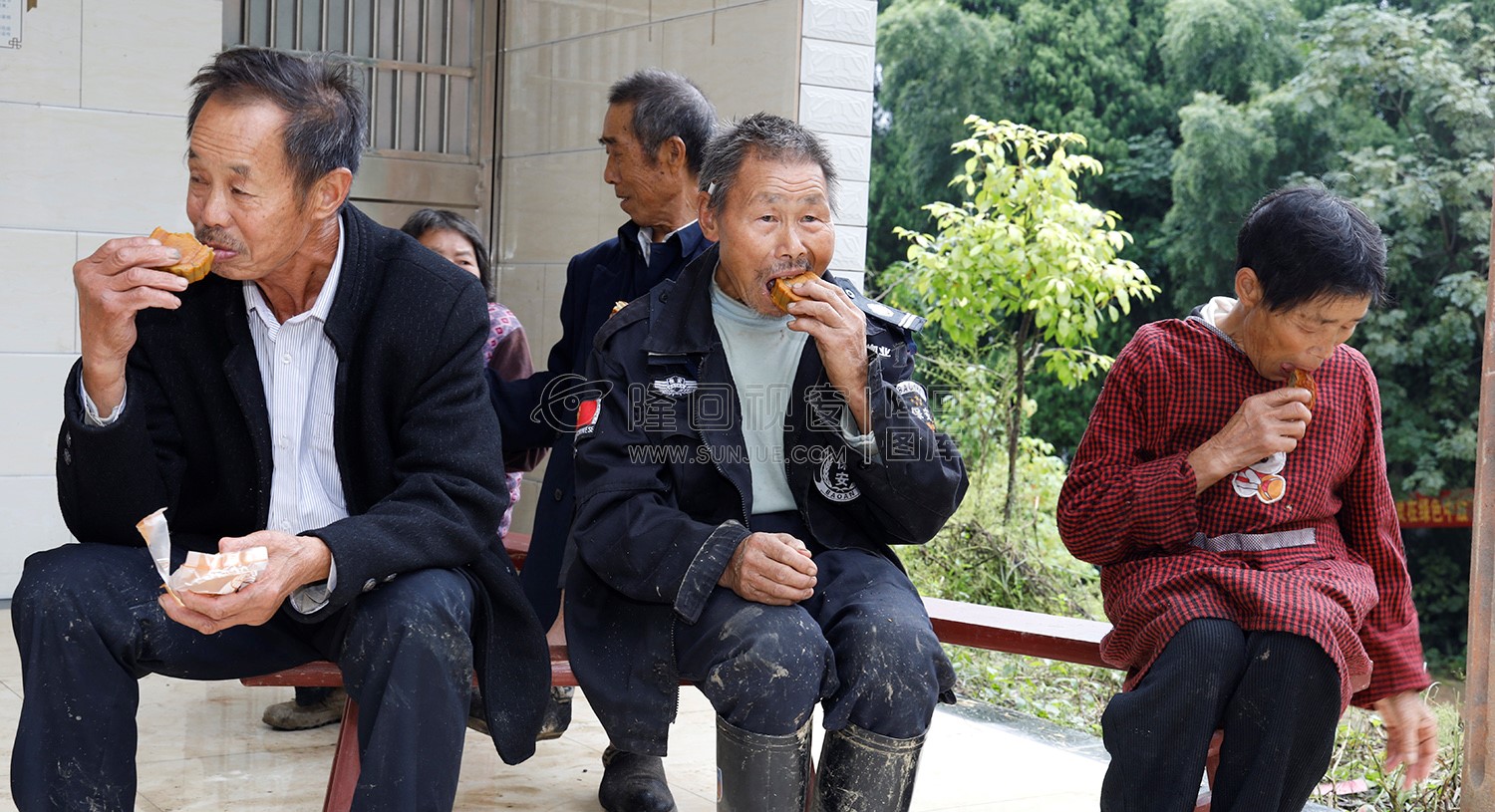村民在品尝月饼