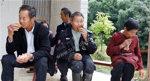 村民在品尝月饼