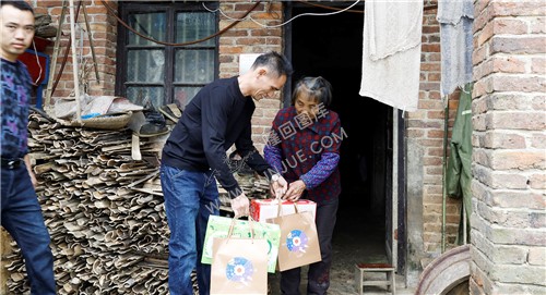 将中秋节礼品送到每一户家中