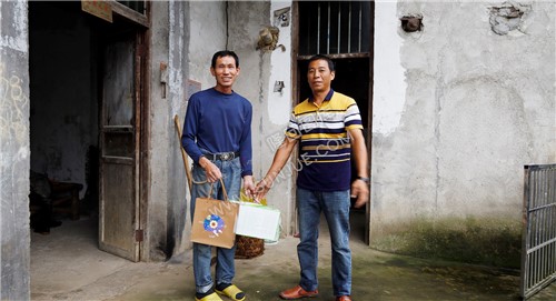 将中秋节礼品送到每一户家中