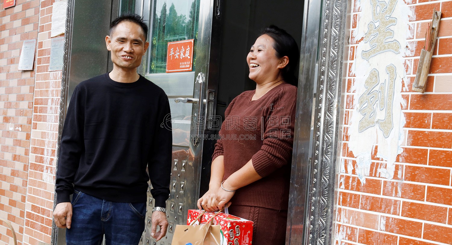 将中秋节礼品送到每一户家中