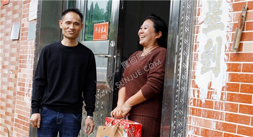 将中秋节礼品送到每一户家中