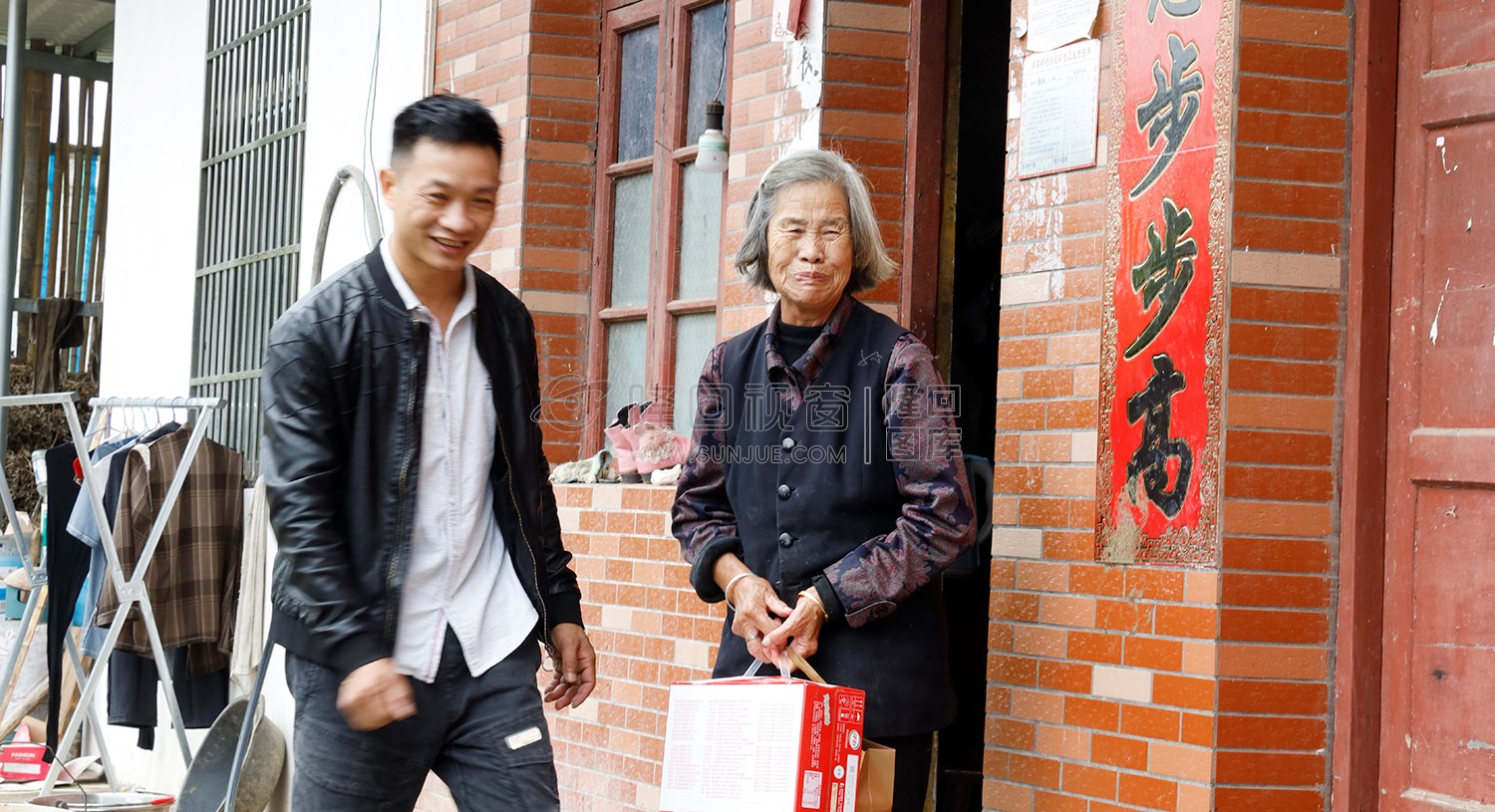 将中秋节礼品送到每一户家中