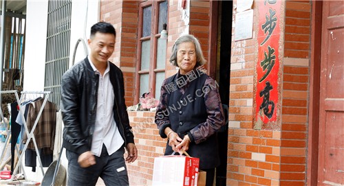 将中秋节礼品送到每一户家中