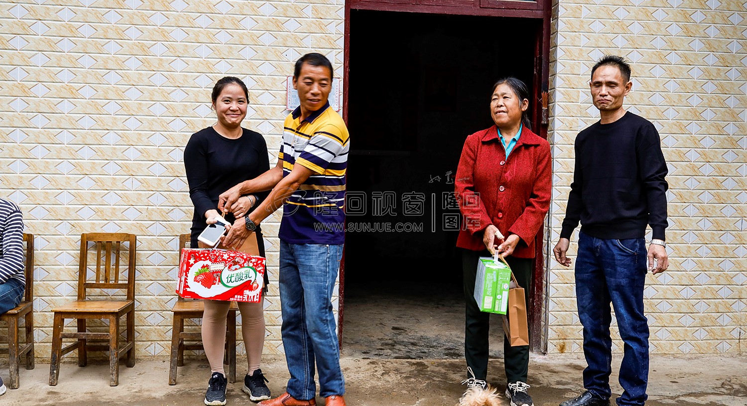 将中秋节礼品送到每一户家中