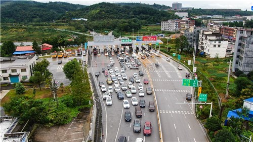 隆回收费站，交通拥堵车辆多