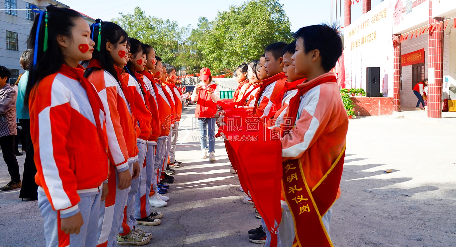 献红领巾的学生们