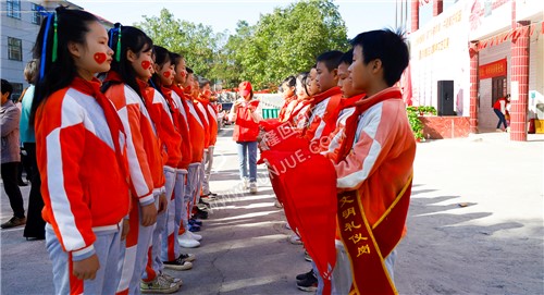 献红领巾的学生们