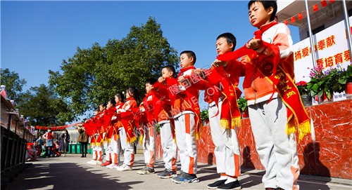 献红领巾的学生们