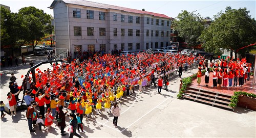 齐挥国旗，共唱我和我的祖国