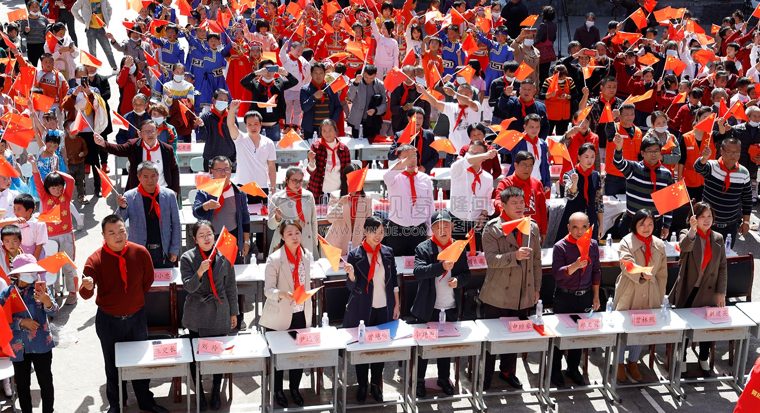 齐挥国旗，共唱我和我的祖国