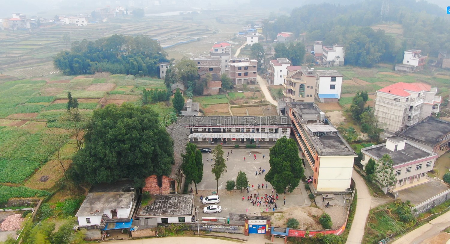 学校正门航拍全景