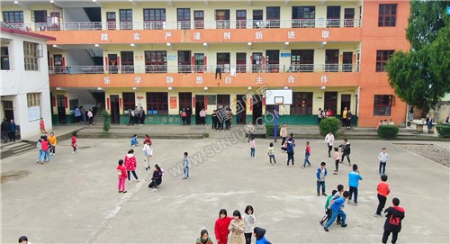 操场上的学生们