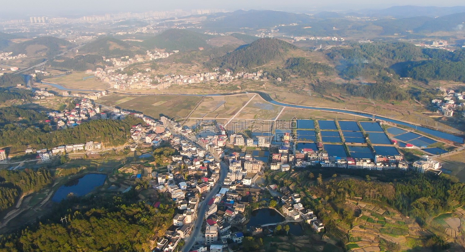 小江河旁的渔场