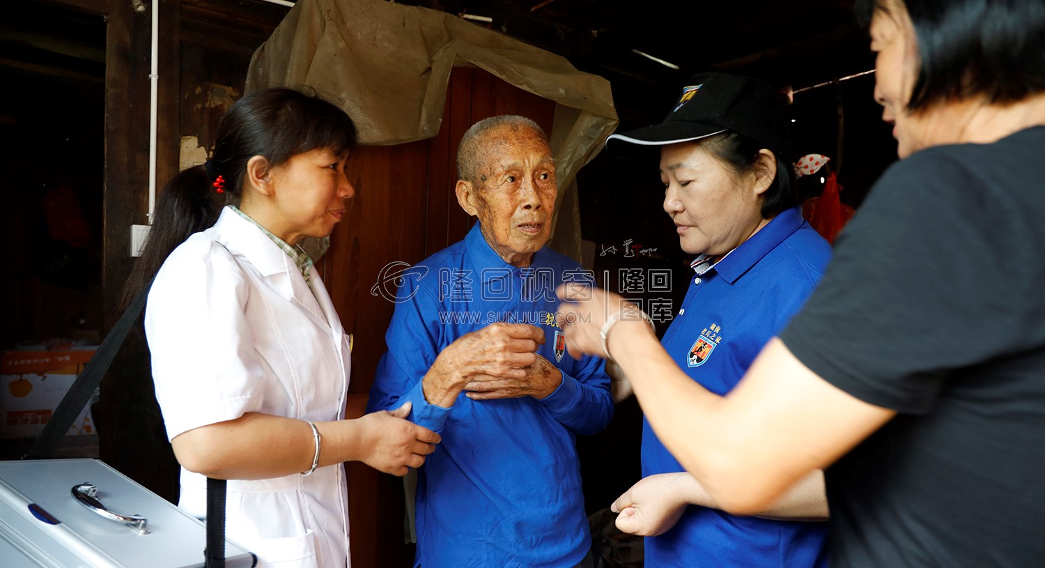 志愿者与医护人员到家接