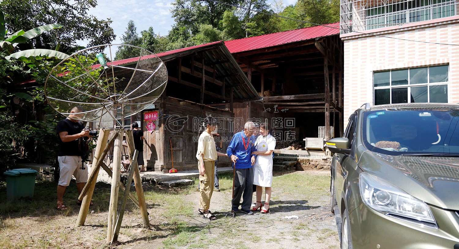 志愿者与医护人员到家接