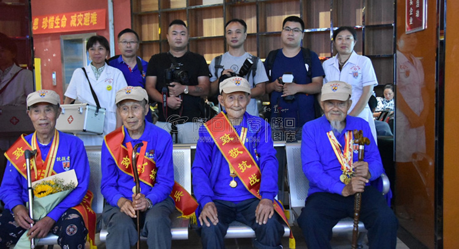 参加活动的新闻媒体工作者及医务人员与老兵爷爷合影